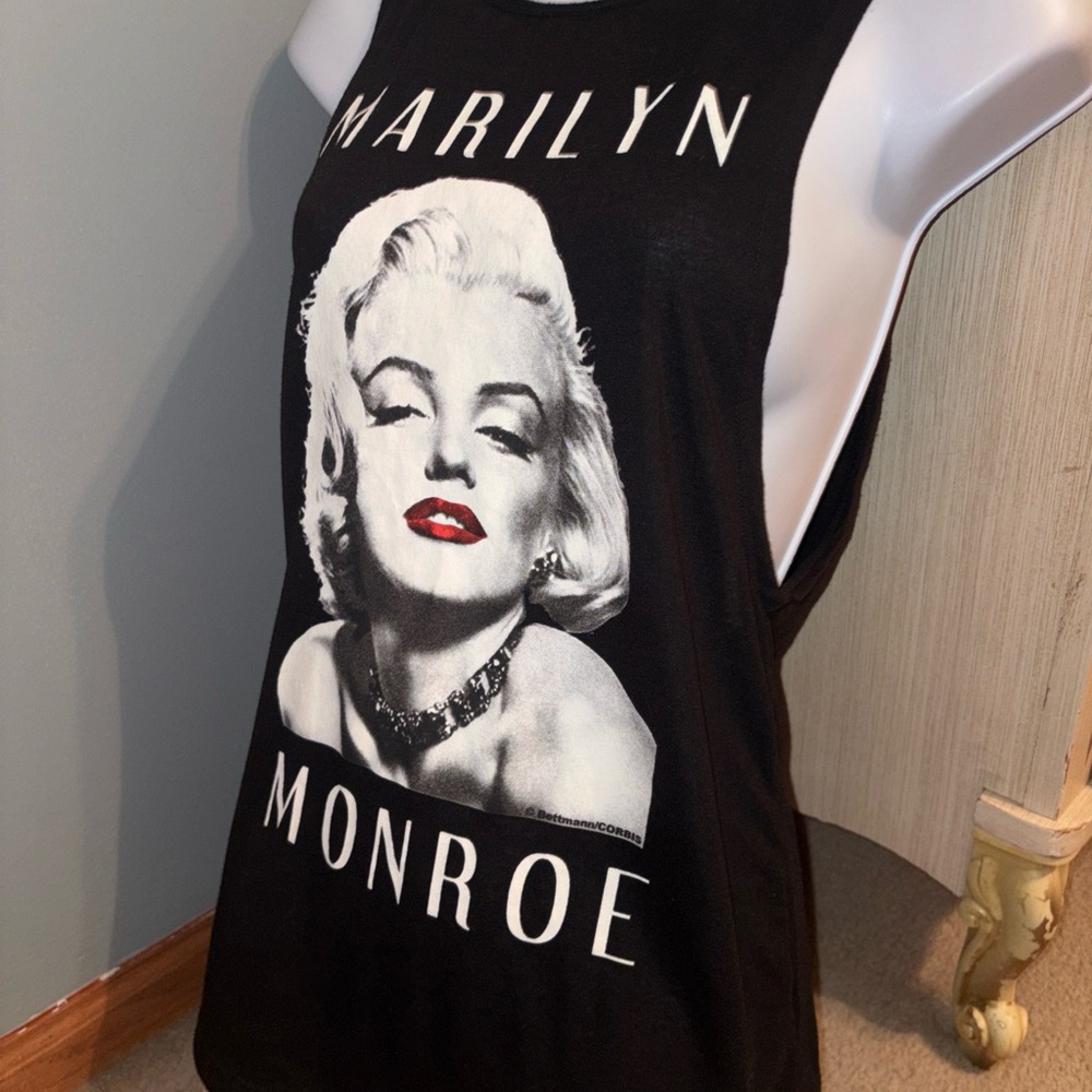 Marilyn Monroe collection
￼ size large
￼ cut off black tank top
￼ mint condition - Picture 2 of 13